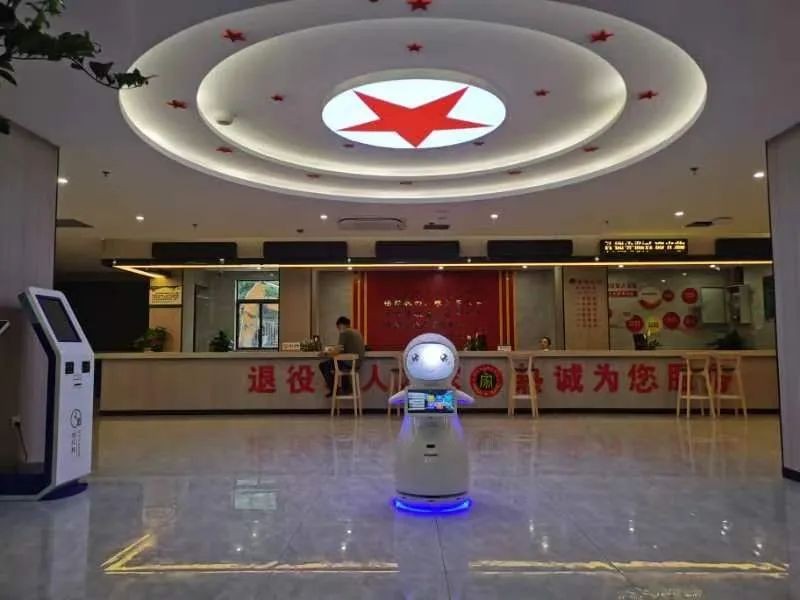 小雪机器人在“南昌市退役军人服务中心”，...