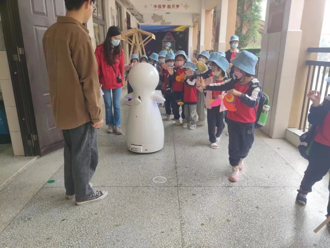小雪机器人 新任“青园中信小学”小小辅导...