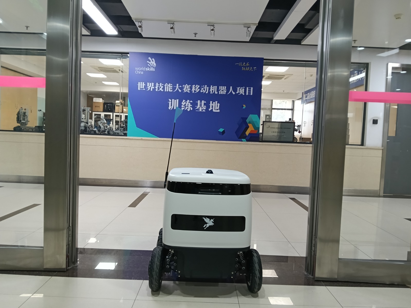 科技赋能智慧校园！飞毛腿室内外配送机器人...