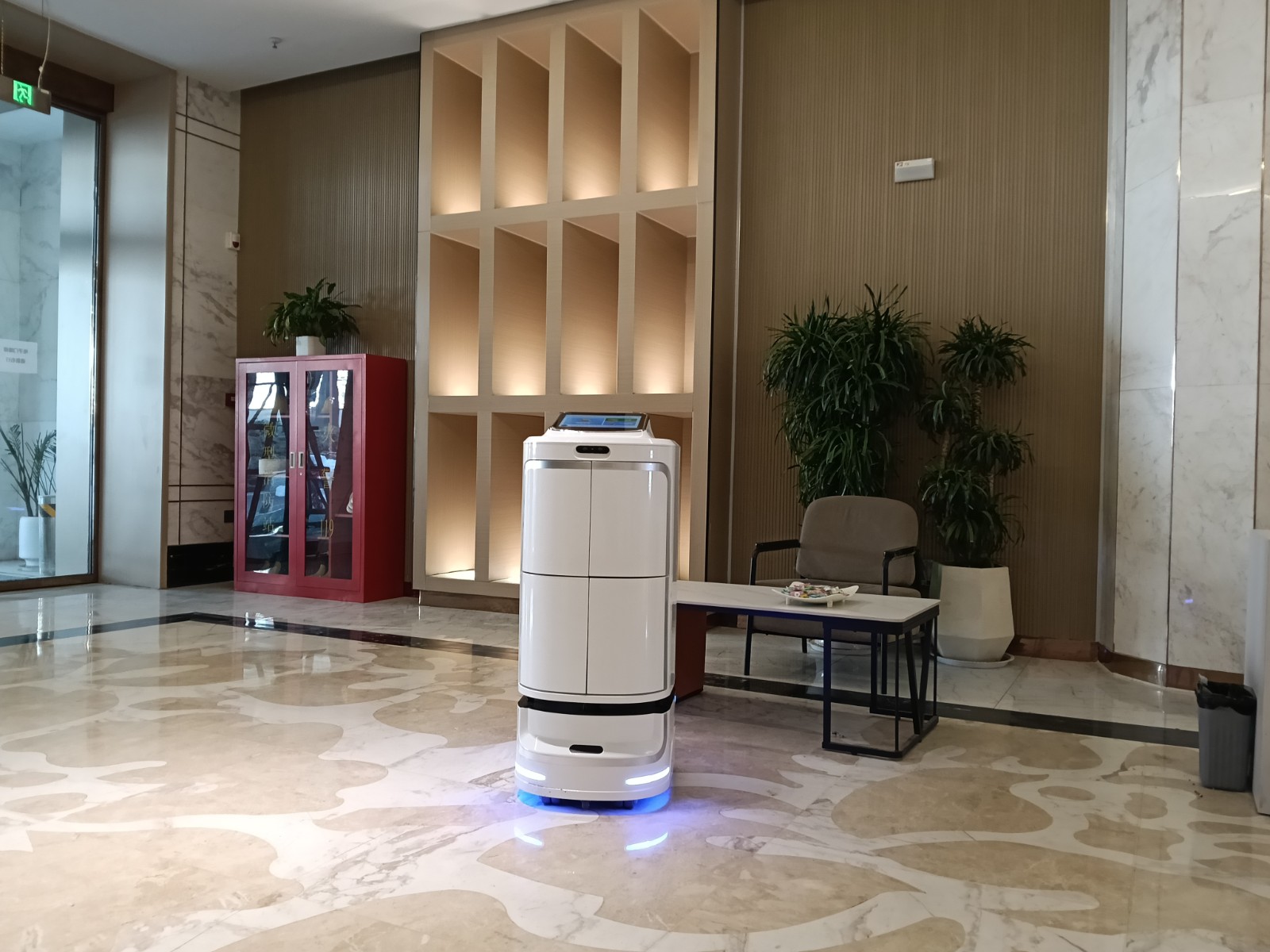 漾·酒店新员工到岗｜飞毛腿酒店机器人，...